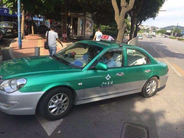 马大哈是在县城内外跑出租车的,婚姻高不成低不就,他老妈头发都急白