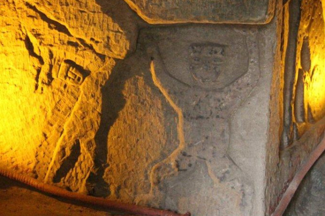 前秦时期,郪江是郭国王城所在地,以镇为中心,附近有数以千计的崖墓