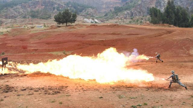 每个连都有的攻坚利器58式喷火器58年前边境战争中吓瘫印军