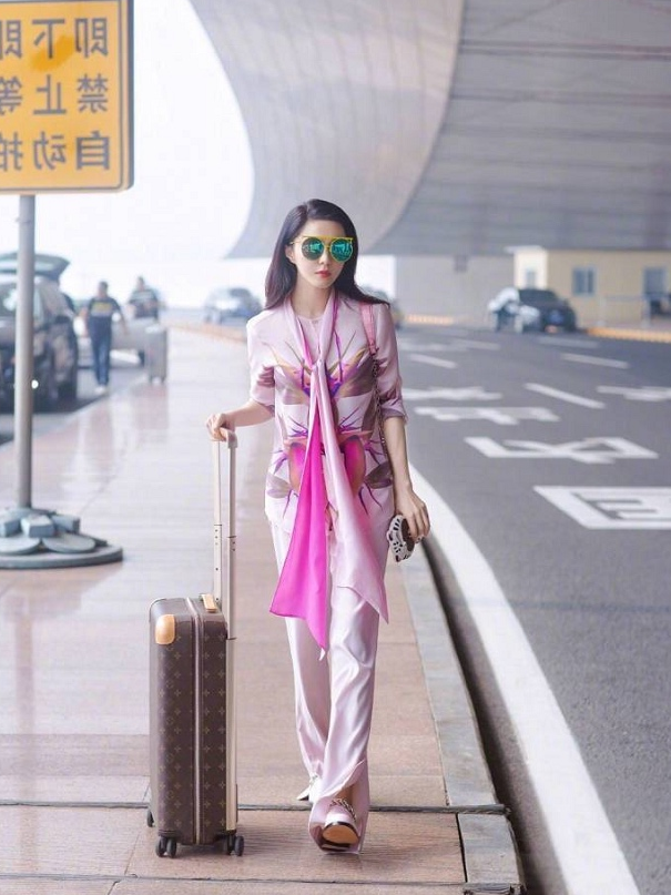 范冰冰|范冰冰的颜值有多高？卸眼妆穿“校服”，逆天美貌怎能不复出？