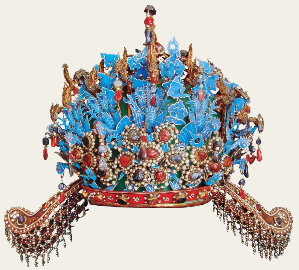 凤冠上装饰纹样十分考究,主要以龙凤花纹为主,龙用金丝堆累工艺焊接