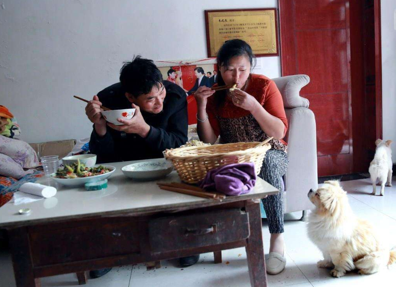 朱之文|大衣哥妻子开直播有点飘？朱之文：网友说的对，她为贪图小利