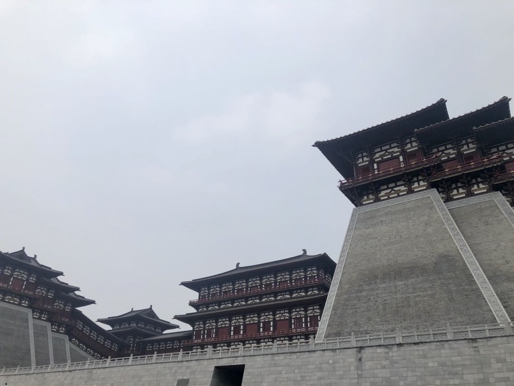 东汉光武帝刘秀定都洛阳,曹魏时曹丕由许昌迁都洛阳,西晋代魏仍以洛阳