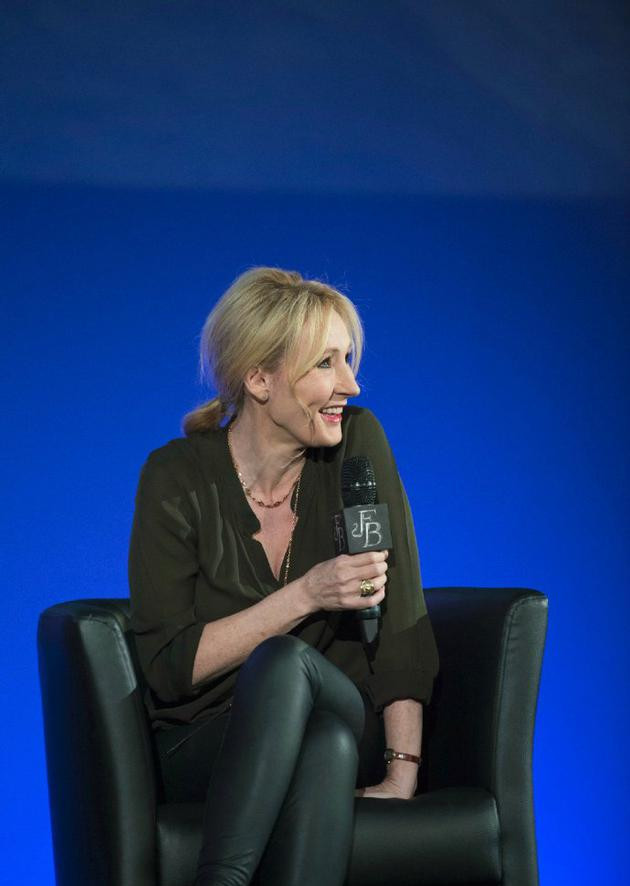 jk罗琳(资料图) 据外媒报道,两个《哈利·波特》粉丝网站the leaky