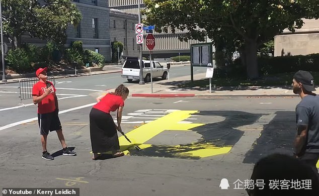唐纳德·特朗普|特朗普刚被法院裁定必须交纳税申报表，又被纽约市长特朗普大厦前涂BLM
