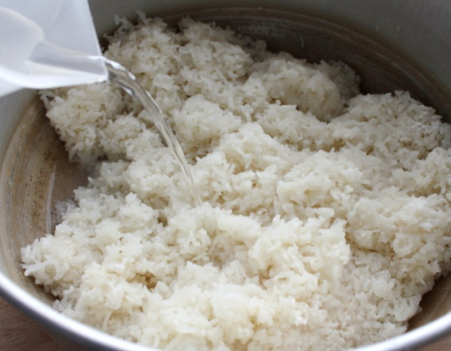 自制米酒,蒸好糯米先别忙着撒酒曲,再加一步,米酒香浓甜而不腻