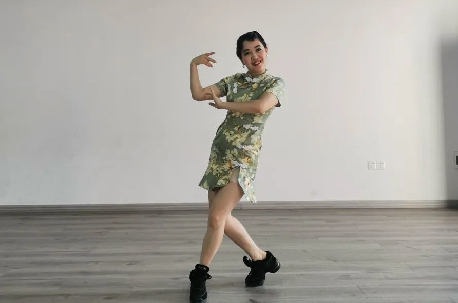 中国舞老师胡月苗:网上教学一样认真"听我说,谢谢你,因为有你,温暖了