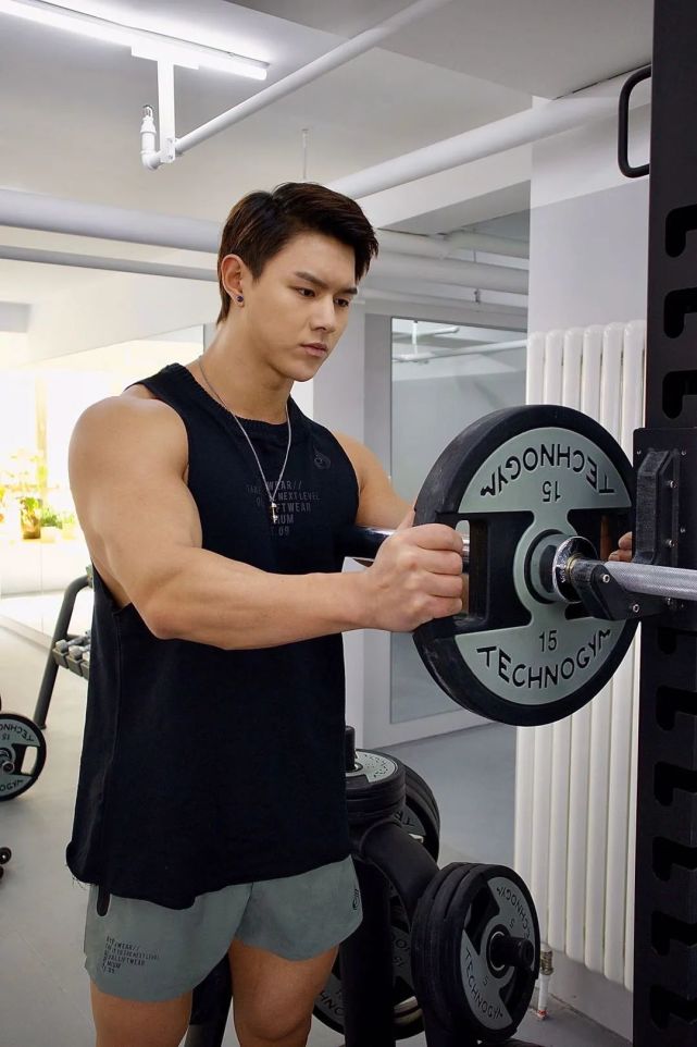 "电线杆"的逆袭,黄金男模冠军把健身玩儿出了新花样