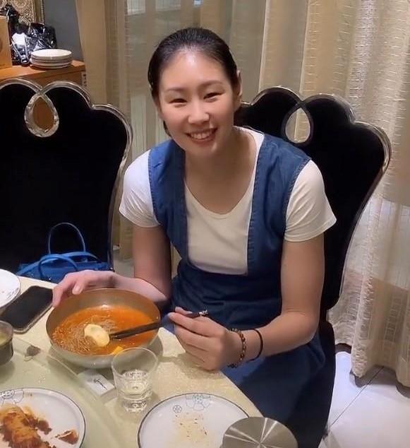 中国女排颜妮身穿蓝色连衣裙嫣然一笑尽显温柔可人