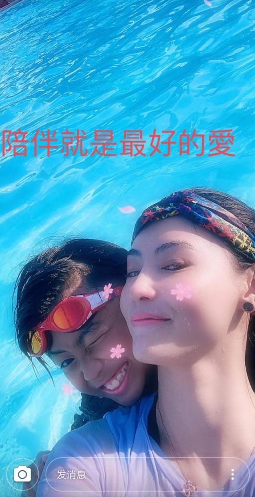 张柏芝|张柏芝带儿子小Q游泳，并感慨陪伴是最好的爱，母子同框感情深厚