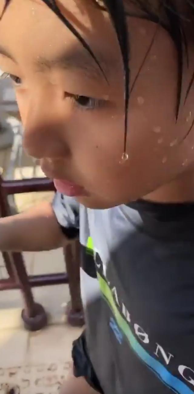 张柏芝|张柏芝带儿子小Q游泳，并感慨陪伴是最好的爱，母子同框感情深厚