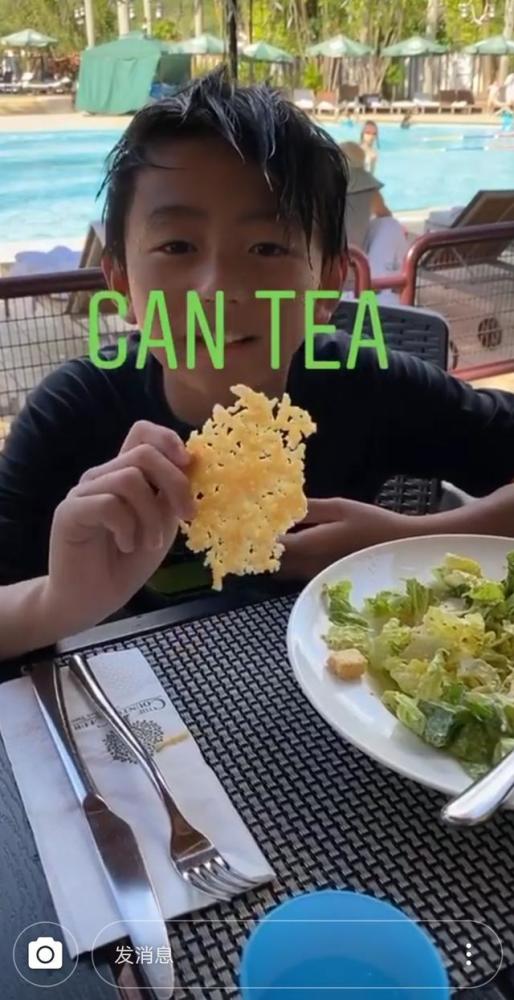 张柏芝|张柏芝带儿子小Q游泳，并感慨陪伴是最好的爱，母子同框感情深厚
