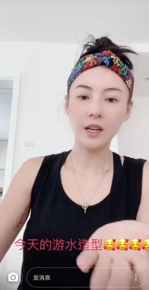 张柏芝|张柏芝带儿子小Q游泳，并感慨陪伴是最好的爱，母子同框感情深厚