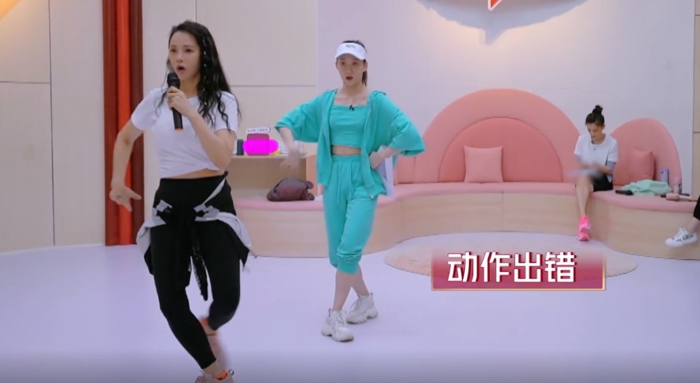 伊能静|伊能静练舞频频出错，自责到捶腿吓坏张萌，黄圣依没反应