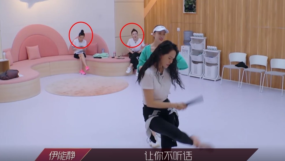 伊能静|伊能静练舞频频出错，自责到捶腿吓坏张萌，黄圣依没反应