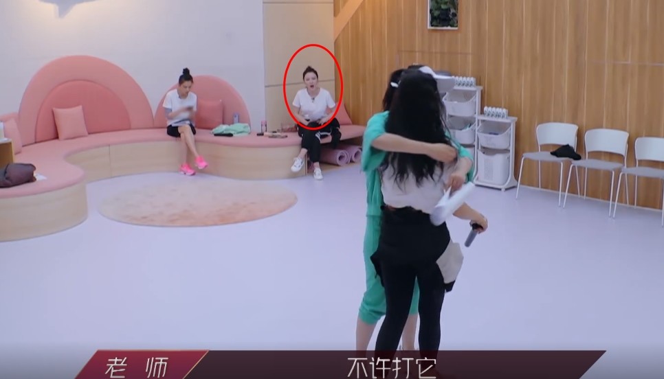 伊能静|伊能静练舞频频出错，自责到捶腿吓坏张萌，黄圣依没反应