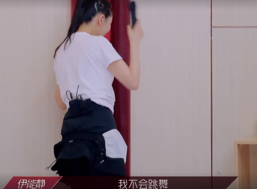 伊能静|伊能静练舞频频出错，自责到捶腿吓坏张萌，黄圣依没反应