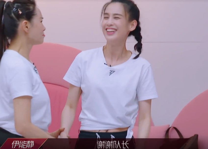 伊能静|伊能静练舞频频出错，自责到捶腿吓坏张萌，黄圣依没反应