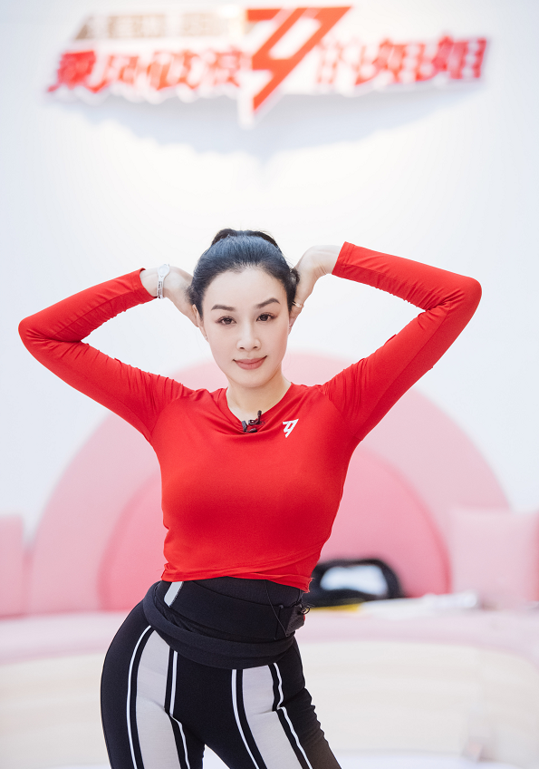 钟丽缇|钟丽缇又不好好穿衣！故意在“不该破”的地方剪开，张伦硕终究管不住了