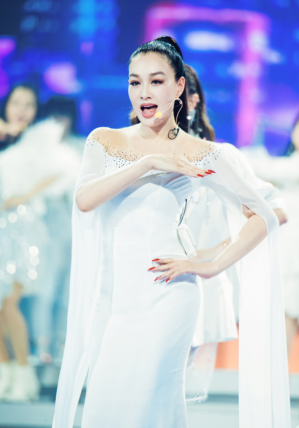 钟丽缇|钟丽缇又不好好穿衣！故意在“不该破”的地方剪开，张伦硕终究管不住了