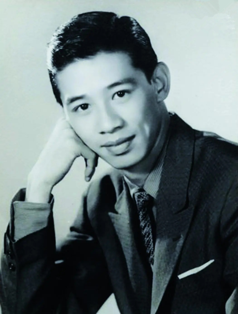 88岁胡枫参加晚宴西装笔挺精神奕奕丧妻后与85岁罗兰形影不离