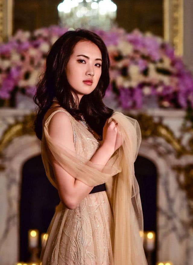 华为小公主姚安娜晒美照秀香肩网友留言要电话号码被她霸气拒绝