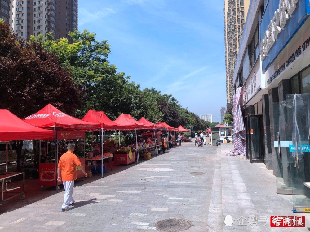 小区门口摆摊被骗收1000元摊位费物业系临聘人员上班没几天就跑了