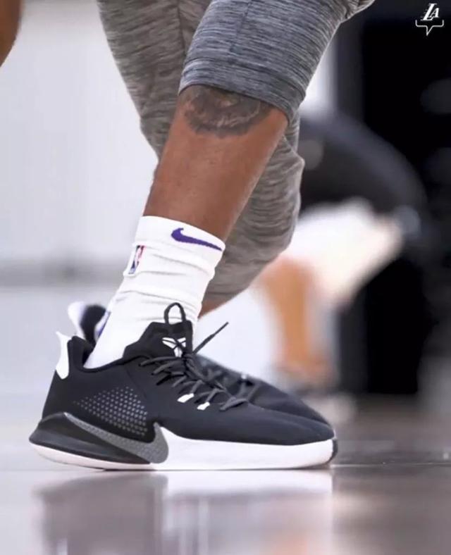他是真的爱穿科比的球鞋nike mamba fury black grey湖人浓眉哥在训练