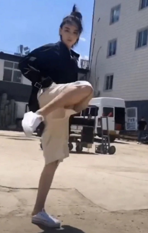 张馨予|张馨予穿西装打领带又美又酷，跷二郎腿上演眼神杀，真绝了