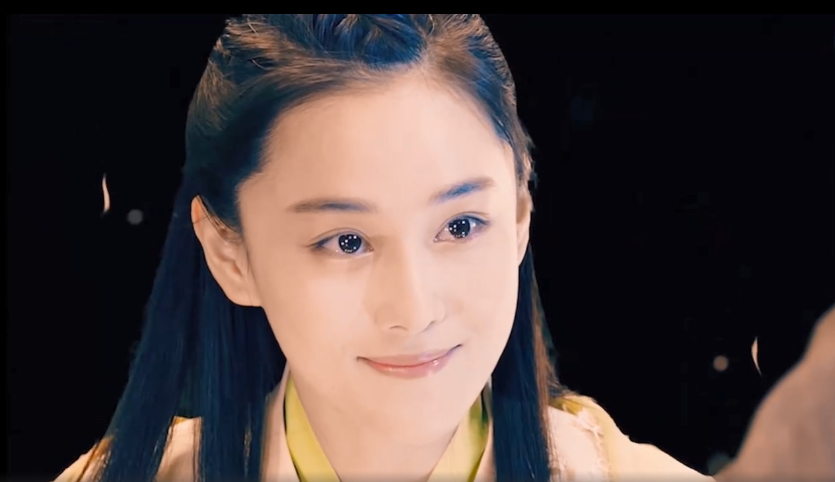 张馨予|张馨予穿西装打领带又美又酷，跷二郎腿上演眼神杀，真绝了