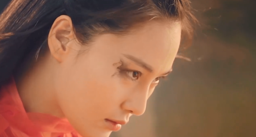 张馨予|张馨予穿西装打领带又美又酷，跷二郎腿上演眼神杀，真绝了