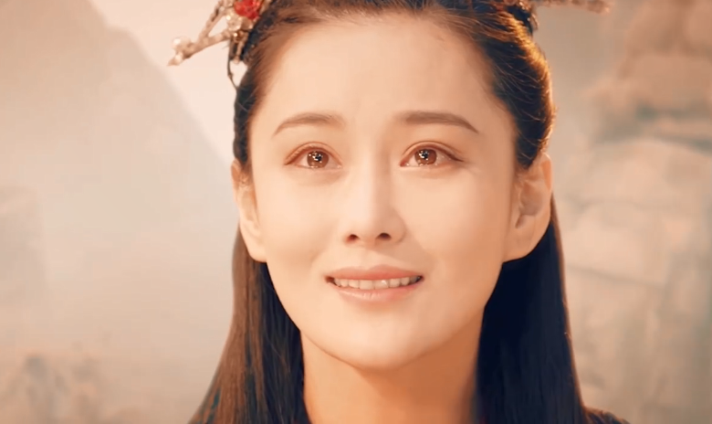 张馨予|张馨予穿西装打领带又美又酷，跷二郎腿上演眼神杀，真绝了