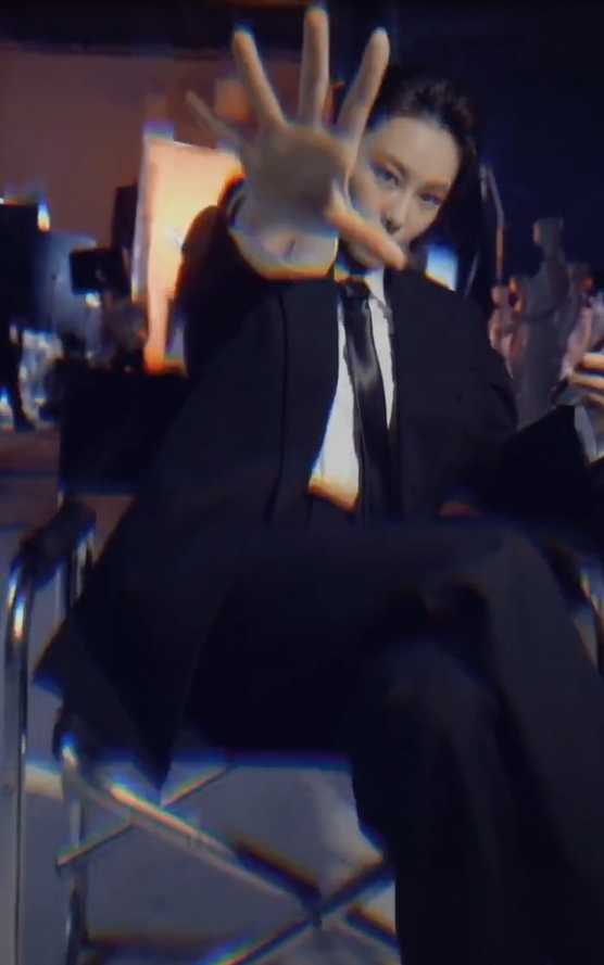 张馨予|张馨予穿西装打领带又美又酷，跷二郎腿上演眼神杀，真绝了