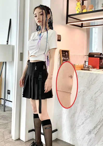 李小璐拍摄最新写真手臂加了比目鱼纹身背后还有一段故事