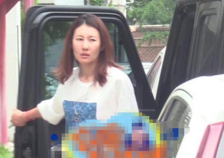 王宝强|马蓉懒理王宝强再婚传闻，晒自拍颜值秒杀现任，粉嫩可爱似少女