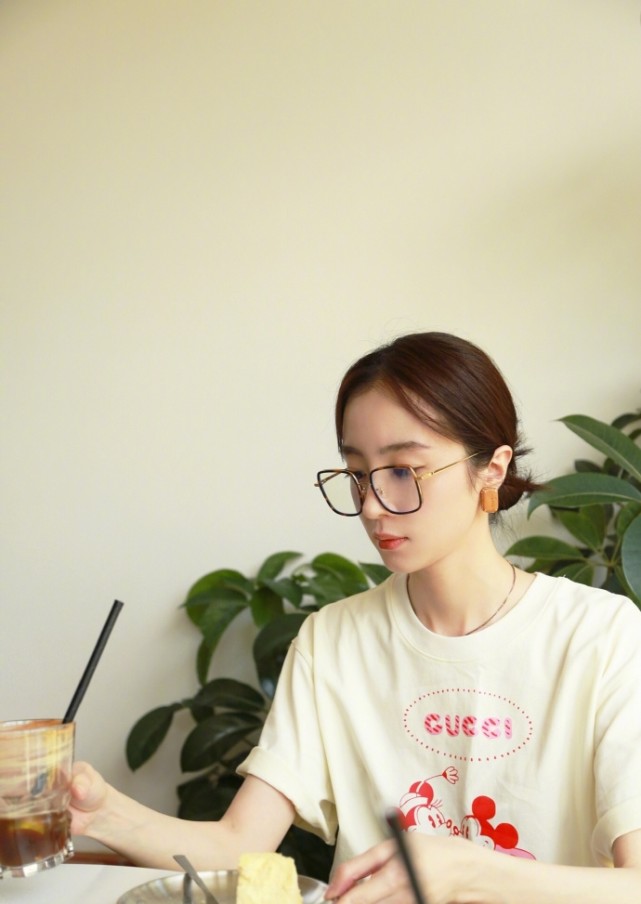 胡冰卿恋情风波后首晒照戴黑框眼镜品咖啡
