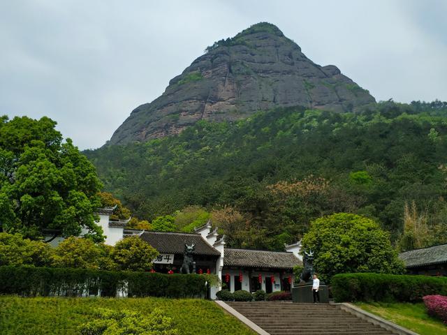 景區因峰奇巖陡而著名,還有中國第一天然大佛|浙江諸暨|鬥巖風景區