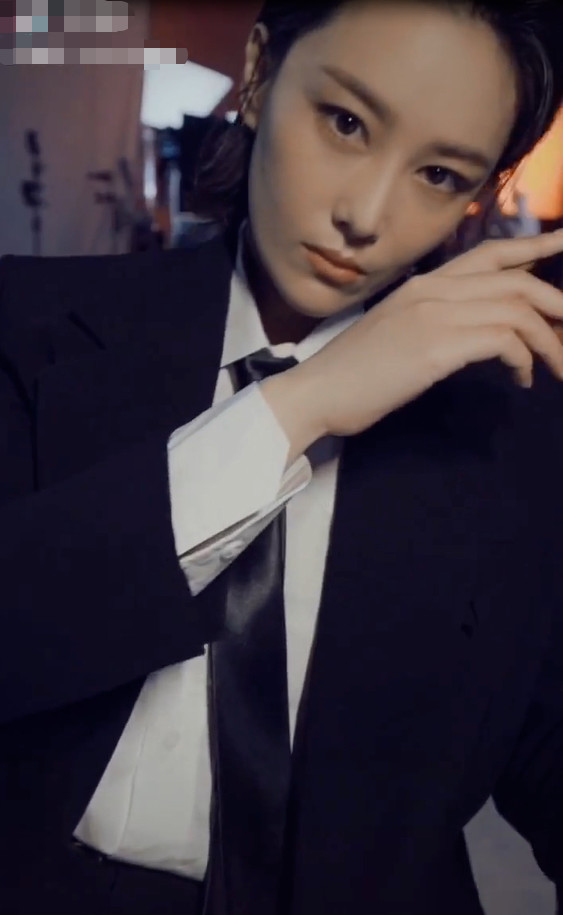 张馨予|张馨予穿西装打领带又美又酷，跷二郎腿上演眼神杀，真绝了