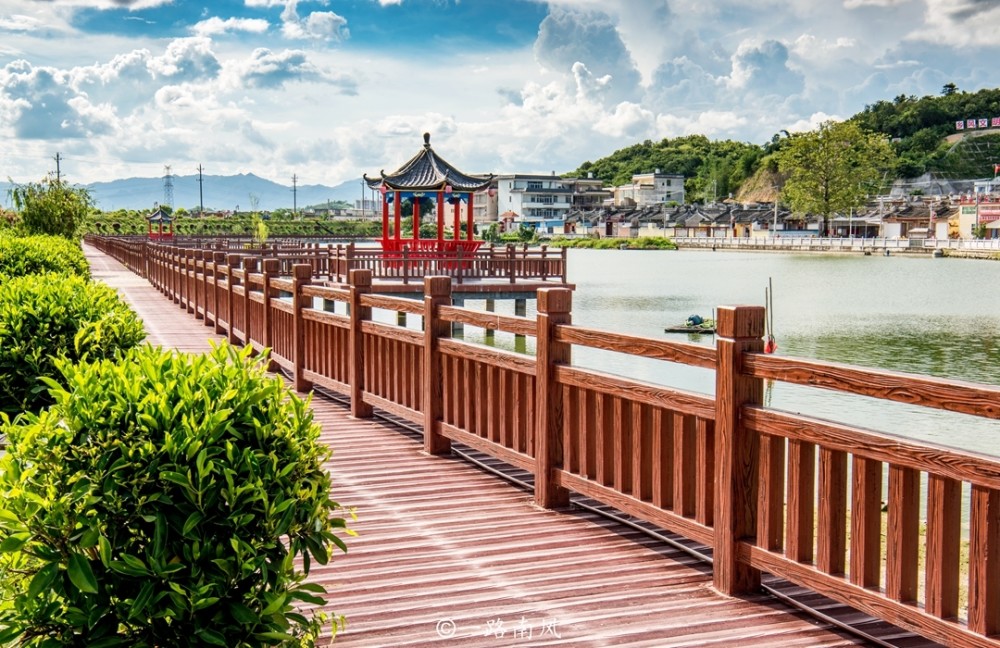 鲤鱼沟村前有一大湖,湖上建有凉亭三座,是观湖赏景的好地方,和湖对面