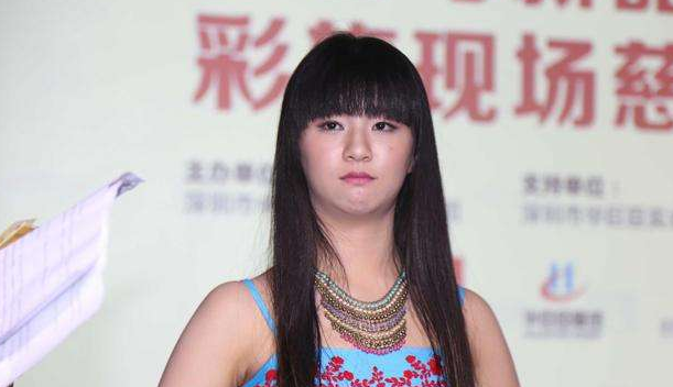 "小彩旗"完全跑偏了!21岁就胖成大妈,姨妈杨丽萍:她走丢了