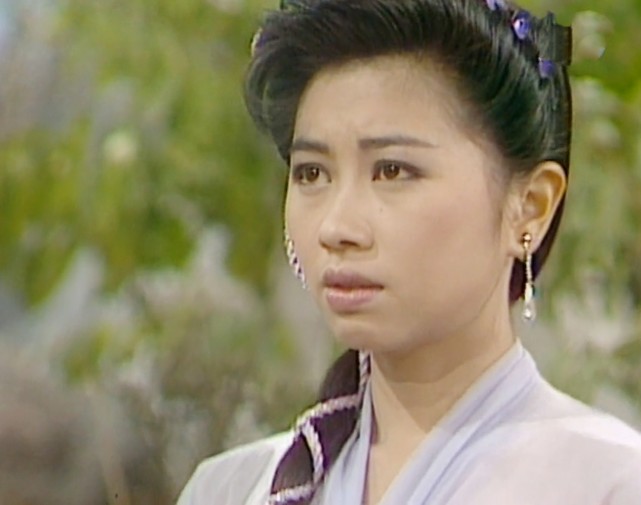 打开腾讯新闻,查看更多图片 >杨宝玲扮演李紫琼,她是峨眉弟子,与大