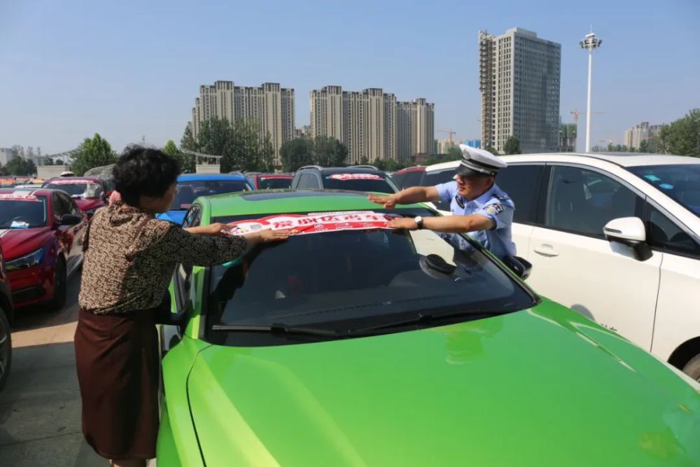 仪式结束后,刘淑君常务副部长和马清臣支队长共同为爱心助考车辆粘贴