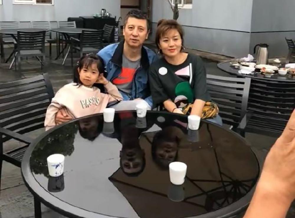 45岁郭士强年薪被公开妻儿背景很神秘多张照片成焦点