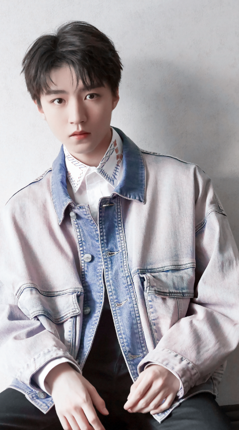 王俊凯|王俊凯终于大胆了一次，掀起刘海“改头换面”，19岁不输易烊千玺