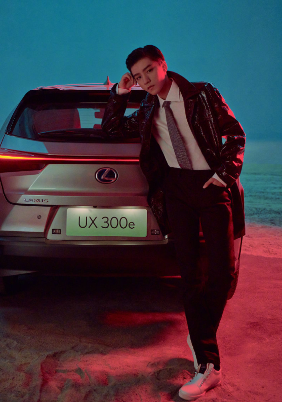 王俊凯|王俊凯终于大胆了一次，掀起刘海“改头换面”，19岁不输易烊千玺