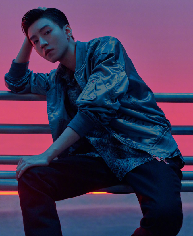 王俊凯|王俊凯终于大胆了一次，掀起刘海“改头换面”，19岁不输易烊千玺