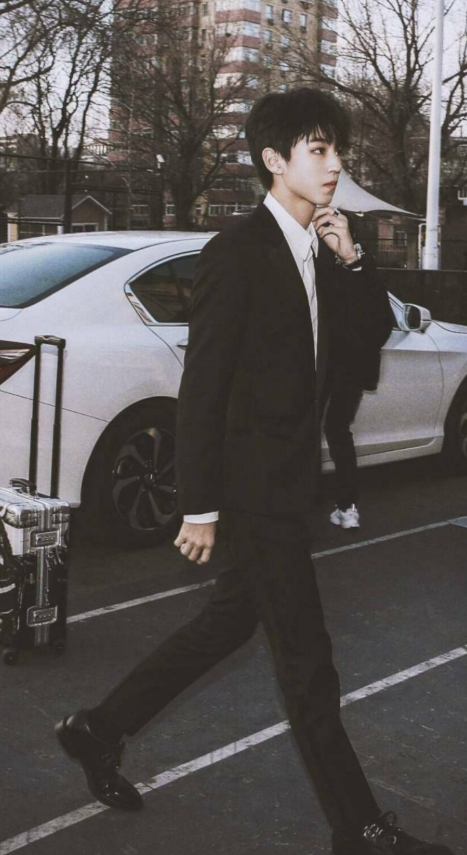 王俊凯|王俊凯终于大胆了一次，掀起刘海“改头换面”，19岁不输易烊千玺