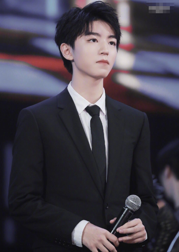 王俊凯|王俊凯终于大胆了一次，掀起刘海“改头换面”，19岁不输易烊千玺