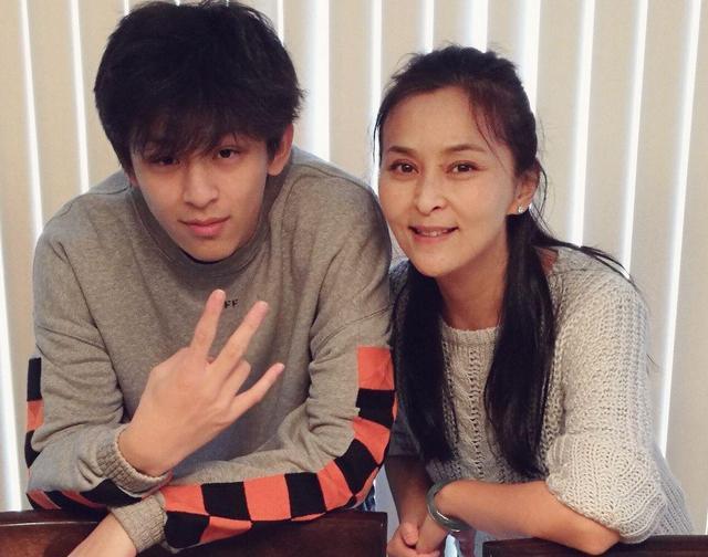 53岁琼女郎何音,为丈夫幕后坚守13年遭弃,"报复"手段真高级