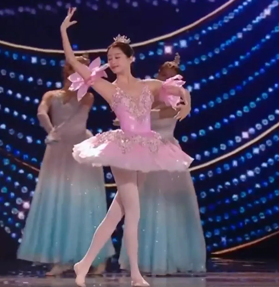 关晓彤跳芭蕾舞无美颜下看清腿长这腿确定是真实存在的